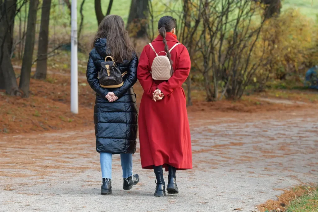 Walk and talk terapi To kvinner som går utendørs