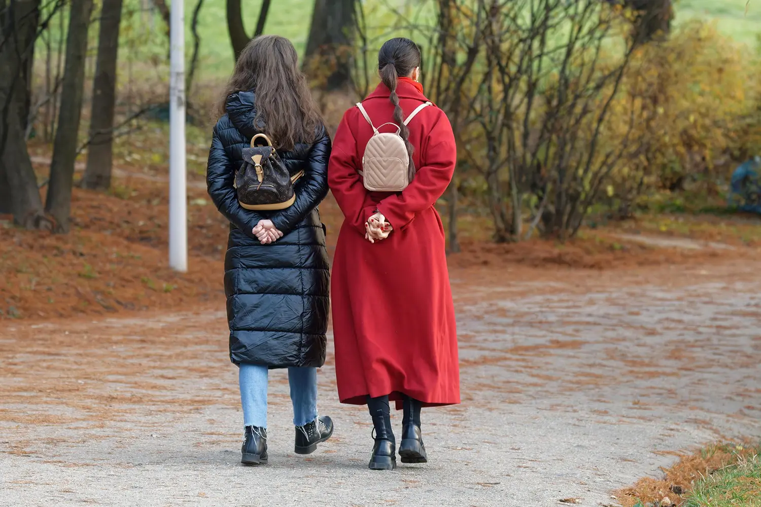 Walk and talk terapi To kvinner som går utendørs